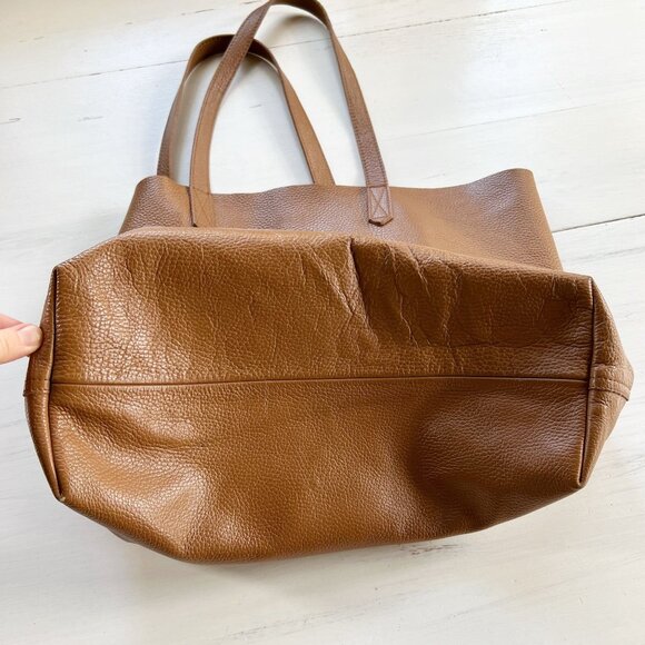 Cuyana Classic Leather Tote in Caramel - Picture 4 of 12